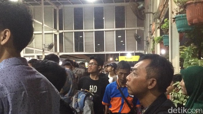 25 Ribu Penumpang Arus Balik Padati Stasiun Senen Hari Ini