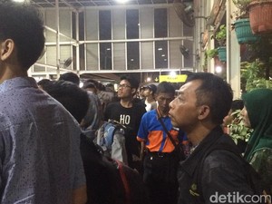 25 Ribu Penumpang Arus Balik Padati Stasiun Senen Hari Ini