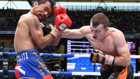 Jeff Horn menyerang pertahanan Manny Pacquiao dalam pertandingan di Suncorp Stadium, Brisbane, Australia, Minggu (2/7/2017) pagi WIB. Petinju tuan rumah itu mampu mengalahkan Pacquiao dalam pertarungan 12 ronde dengan skor 117-111, 115-113, dan 115-113.  (Foto: AAP/Dave Hunt/via REUTERS)