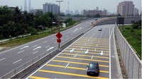 Untuk mengurangi angka kecelakaan yang terjadi di jalan tol, Pemerintah Malaysia sedang menguji coba sebuah pembatas yang berbentuk seperti tong dan bisa memutar di Jalan Bandara Subang menuju jalan tol Federal. Pembatas keamanan tersebut dipasang sepanjang 100 m pada 7 Desember 2016 lalu dan sudah menjadi pemandangan umum disana. Foto: Paultan