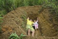 Alasan Mengharukan Ayah Ajak Main Anaknya di Kuburan Setiap Hari