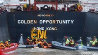 Greenpeace menuliskan kata-kata protes di lambung kapal yang sedang berada di Pelabuhan Hamburg.