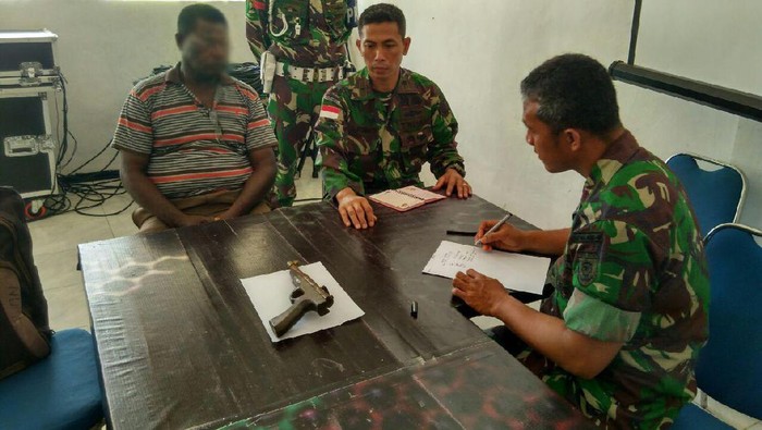 Seorang Warga Papua Serahkan Senpi Ke Pos Perbatasan