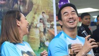 Tidak sendiri, BCL saat itu juga ditemani oleh Joe Taslim. (Foto: Joe Taslim dan Bunga Citra Lestari (Ismail/detikHOT)