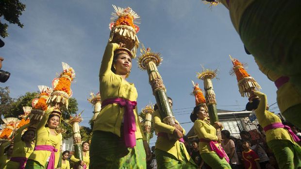 janur yang dibuat sebagai bagian adat dan keagamaan