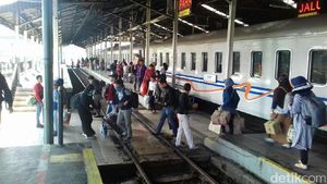 Ratusan Ribu Orang Mudik Pakai Kereta Api dari Bandung
