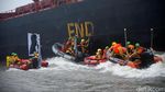 Aksi Greenpeace Hadang Kapal Batubara dengan Perahu Karet