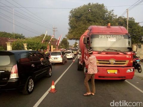 Truk Pertamina ditabrak Avanza di Blitar