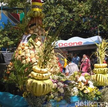 Gunungan ketupat yang akan diperebutkan warga/