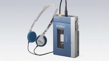 Nah, kaset antara lain diputar melalui Walkman. Gadget besutan Sony ini dulu amat bergengsi dan digandrungi kawula muda. Foto: Dokumentasi Sony
