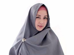 7 Fakta Dina Lorenza, Mantan Suaminya Ditangkap karena Narkoba