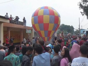 Tradisi Kupatan di Jombang, Warga Terbangkan Ratusan Balon Udara