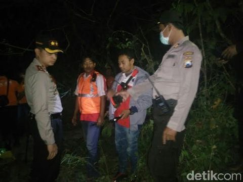 Polisi olah TKP lokasi penemuan pengemudi Mobilio
