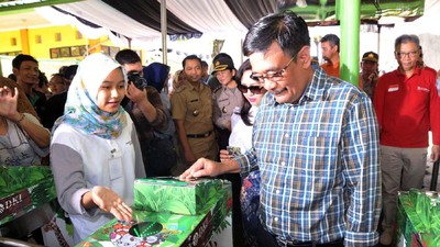 Gubernur Djarot Jajal JakCard Baru