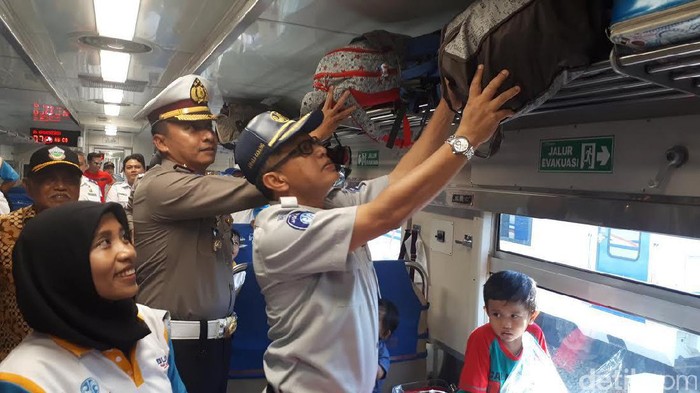 Asyik...Warga Balik Bareng ke Jakarta Naik Kereta