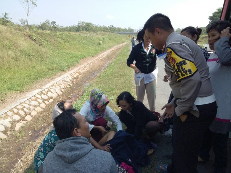 Penumpang Bus Melahirkan di Tol Cipali Tak Didampingi Keluarga Penumpang Bus Melahirkan di Tol Cipali Tak Didampingi Keluarga