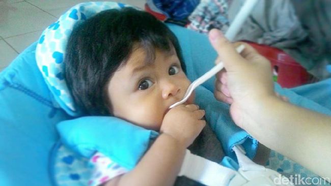 Bayi Menyembur-Nyembur Makanannya? Bisa Jadi Ini Sebabnya, Bun