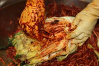 Pembuatan kimchi.