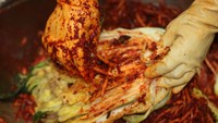 Lada merah merupakan bumbu utama yang menghasilkan rasa pedas pada kimchi. Sejumlah penelitian menyebut lada merah memiliki sifat antioksidan yang membuatnya baik bagi sistem daya tahan tubuh. (Foto: thinkstock)