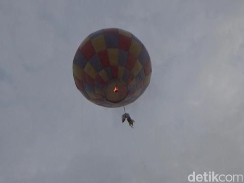 Ratusan balon udara dilepas sebagai tradisi lebaran ketupat