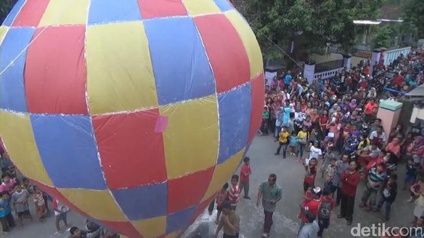 Ratusan balon dilepas dari musala