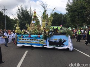 Warga Pesisir Lamongan Gelar Pawai Gunungan Ketupat