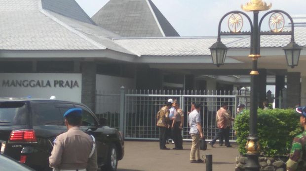 Obama Tiba di Bandara Halim, Disambut Gubernur Djarot
