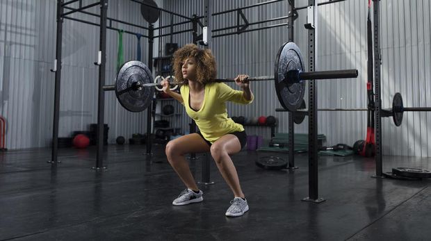 Gerakan squat efektif untuk melatih lower body, kususnya bokong, paha dan sekitarnya.