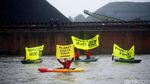 Aksi Greenpeace Hadang Kapal Batubara dengan Perahu Karet