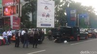 Kehebohan karena tas hitam mencurigakan di depan ITC Depok.