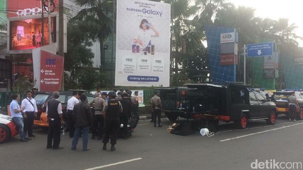 Gegana mengecek tas ransel mencurigakan di depan ITC Depok, Senin (3/7/2017).