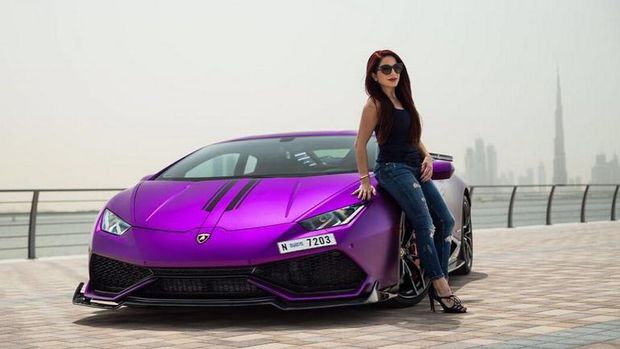 Wanita Muda Modif Lambo Huracan Sesuai dengan Warna Cat Kukunya