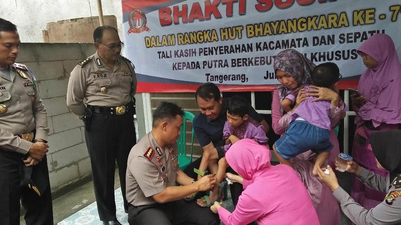Dua Anak Penyandang Disabilitas Dapat Kado di HUT Polri Dua Anak Penyandang Disabilitas Dapat Kado di HUT Polri