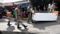 Petugas Pol PP mengangkut barang dagangan PKL yang nakal dan nekat terus berjualan di trotoar depan Stasiun Tanah Abang.