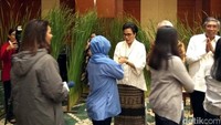 Pada acara silaturahmi ini, Mantan Direktur Bank Dunia ini mengenakan kebaya berwarna putih dengan kain batik cokelat dan hitam serta didampingi dengan suami, begitu pun dengan Wakil Menteri Keuangan Mardiasmo yang juga didampingi sang istri. Foto: Hendra Kusuma