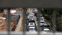 Kemacetan parah terjadi di Jalan MT Haryono, Cawang, Jakarta, Senin (03/07/2017).