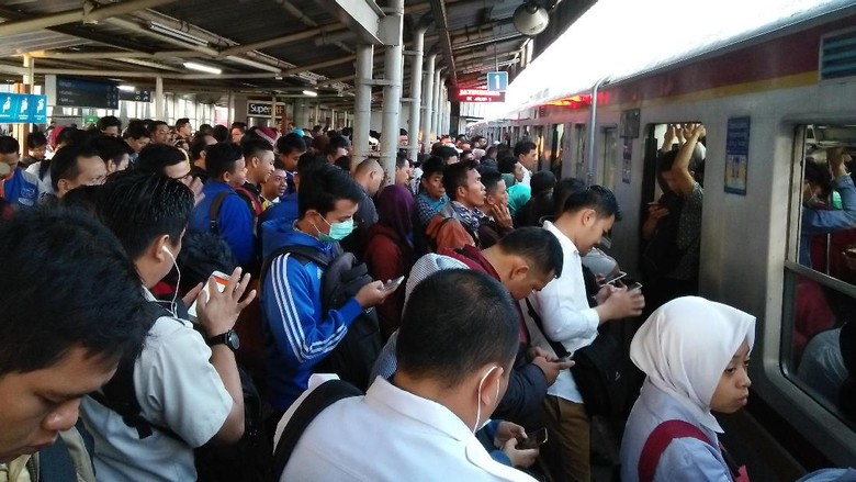 Ada Gangguan, Penumpang KRL di Citayam Membeludak