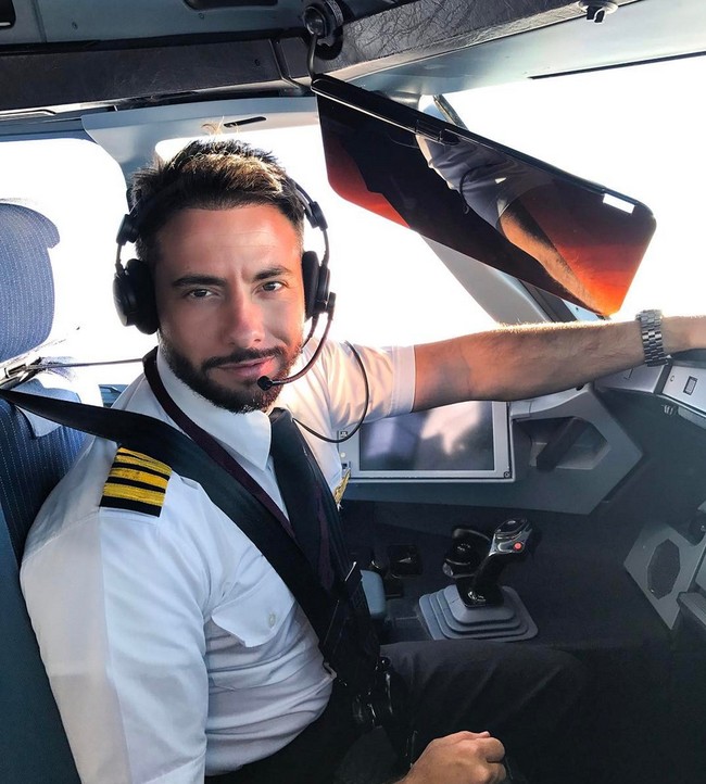 Ladies, Siap-siap Meleleh Lihat Selfie Para Pilot Tampan Ini