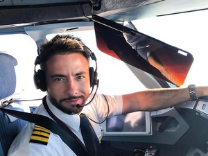 Ladies, Siap-siap Meleleh Lihat Selfie Para Pilot Tampan Ini