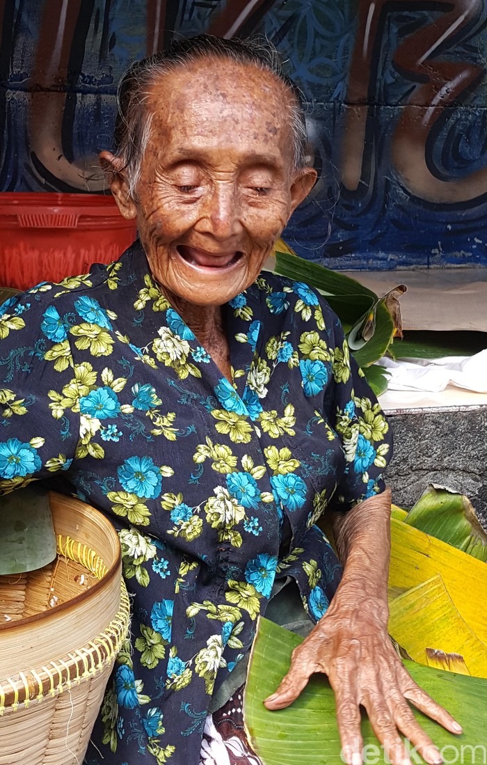 mbah lindu penjaja gudeg tertua di Yogya mbah lindu penjaja gudeg tertua di Yogya