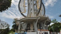 Lokasinya adalah Tugu Nol Kilometer. Di libur Hari Raya Idul Fitri ini banyak warga Aceh dan sekitarnya memilih Tugu Nol Kilometer Sabang sebagai tempat berlibur (Datuk Haris Molana/detikTravel)
