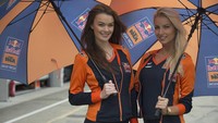 Para umbrella girl ini juga relatif ramah kamera. Mereka siap-sedia berpose dengan payungnya jika ada moncong kamera mengarah padanya (Foto: Mirco Lazzari gp/Getty Images)