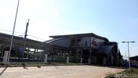 Bangunan Stasiun KA Bekasi Timur tampak modern.