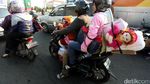 Pemudik Motor Melepas Lelah di Kalimalang