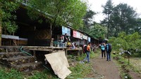 Pembuatannya semata-mata agar bisa dinikmati oleh para pengunjung. Selain itu, Anda yang berkunjung jangan takut kelaparan karena ada warung-warung warga yang menjual berbagai makanan dan selalu buka saat musim pendakian atau pun saat ramai wisatawan (Masaul/detikTravel)