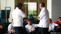Yasonna didampingi kuasa hukum menunggu di ruang tunggu.