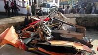 Serpihan yang sudah dievakuasi berjumlah sekitar 10-15 buah.