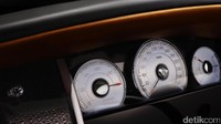 Dawn Black Badge juga memiliki desain tegas dan kuat. Seperti model lain dalam varian Black Badge, body Dawn memiliki cat hitam di keseluruhan bodi lewat beberapa proses pengecatan agar hasilnya sempurna. Foto: Rolls-Royce