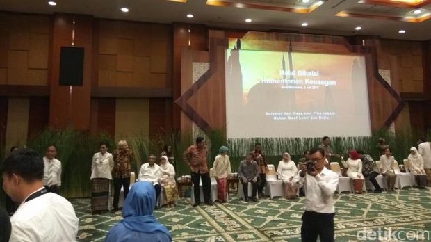 Sri Mulyani Salami Ratusan Tamu Saat Halal Bihalal
