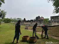 Relawan Bersihkan Area Goa Sunyaragi Cirebon Usai Libur Lebaran